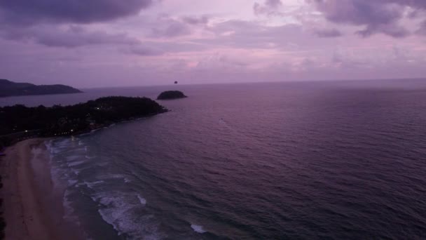 Volando Paracaídas Atado Barco Atardecer Puesta Sol Azul Violeta Nubes — Vídeo de stock