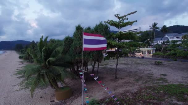 Vlag Van Thailand Met Uitzicht Het Eiland Stad Hangen Vlaggetjes — Stockvideo