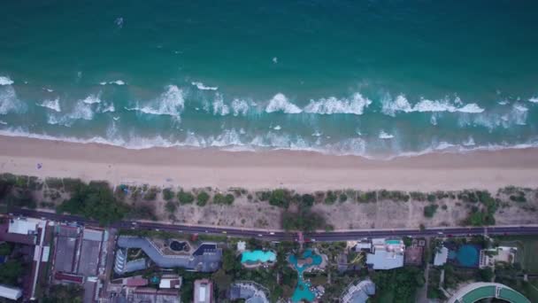 Kumsal Okyanus Manzaralı Gün Batımı Nın Yeşil Berrak Sarı Kum — Stok video