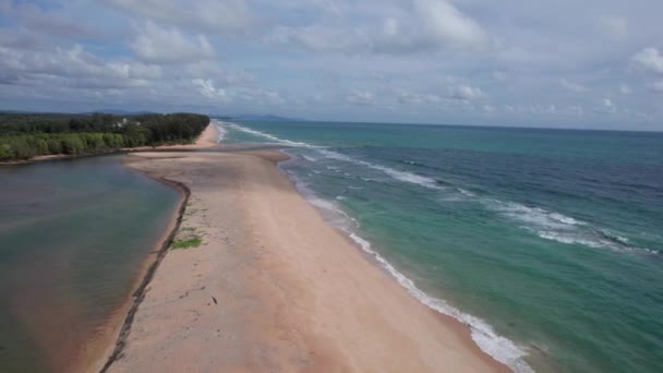 Uma Praia Areia Separa Oceano Rio Vista Aérea Drone Das — Vídeo de Stock