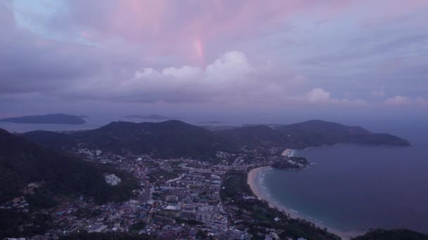 Zachód Słońca Widokiem Plażę Ocean Widok Góry Drona Zieloną Czystą — Wideo stockowe