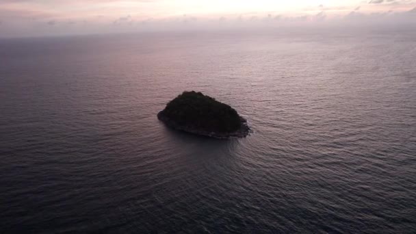 Una Isla Solitaria Encuentra Océano Atardecer Vista Desde Dron Pequeñas — Vídeos de Stock
