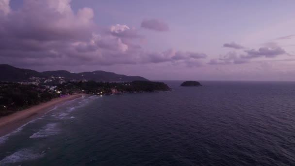 Drohnenaufnahme Der Insel Phuket Abend Karon Beach Dunkles Meerwasser Mit — Stockvideo