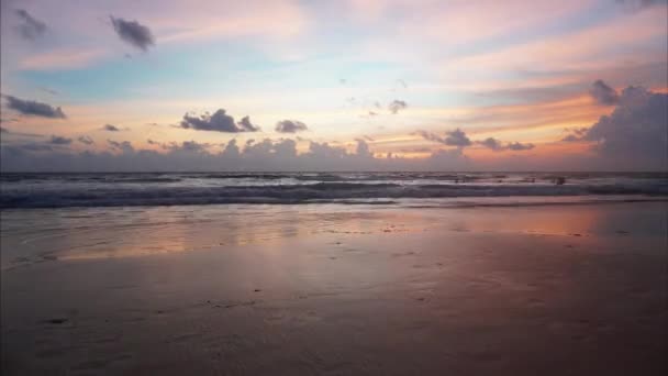 Denize Sahile Bakan Bir Adada Turuncu Gün Batımı Islak Kumlu — Stok video