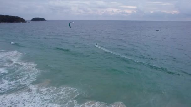 남자가 바다의 파도를 키테서핑을 합니다 투명한 드론에서 패러글라이더까지의 미끄러집니다 푸켓의 — 비디오