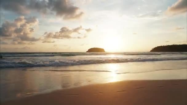 Оранжевый Закат Острове Видом Море Пляж Маленькие Волны Мокрым Песком — стоковое видео