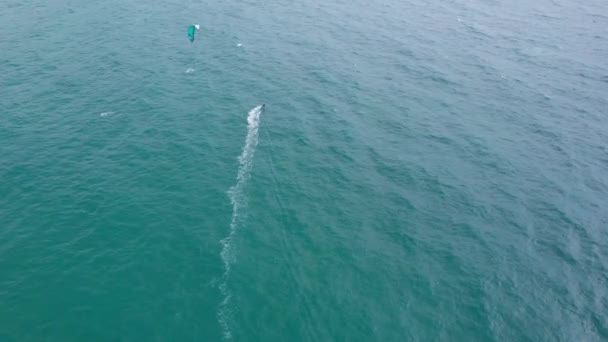 Cara Cavalga Nas Ondas Oceano Kitesurf Água Verde Transparente Areia — Vídeo de Stock