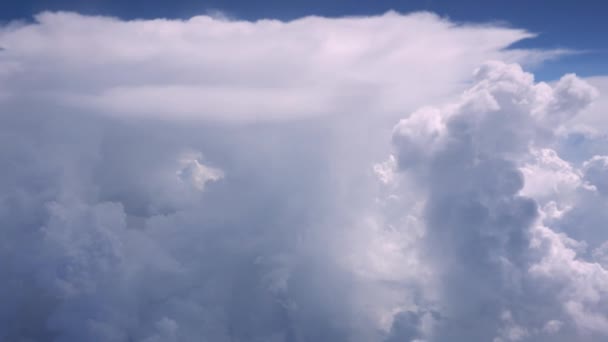 Zicht Vanuit Het Raam Van Het Vliegtuig Wolken Het Gordijn — Stockvideo