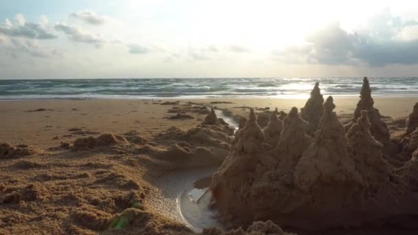 Sandslott Stranden Med Utsikt Över Havet Och Molnen Små Regndroppar — Stockvideo