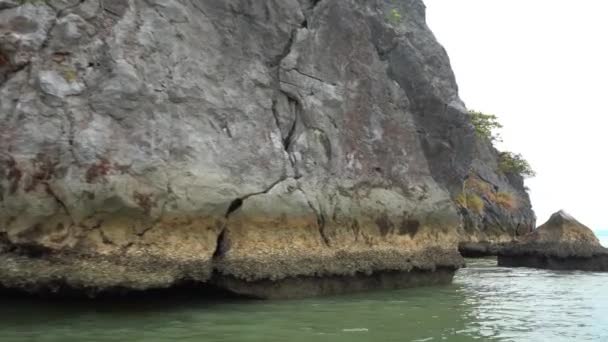 Bahía Phang Nga Muchas Islas Calcáreas Paraíso Altos Acantilados Empinados — Vídeo de stock