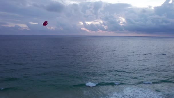 일몰에 보트에 연결된 낙하산으로 파란색 보라색 거대한 구름과 어두운 구름의 — 비디오