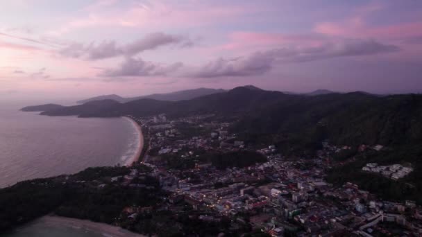 Puesta Sol Una Isla Entre Verdes Colinas Mar Color Rosa — Vídeo de stock
