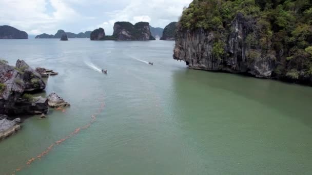 Długoogonowa Tajska Łódź Płynie Wśród Wysp Phang Nga Wysokie Wapienne — Wideo stockowe