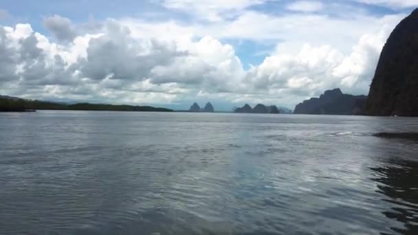 Bahía Phang Nga Muchas Islas Calcáreas Paraíso Altos Acantilados Empinados — Vídeo de stock