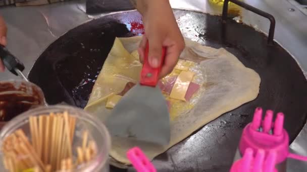 Comida Rua Tailandesa Está Ser Preparada Panquecas Com Queijo Bacon — Vídeo de Stock