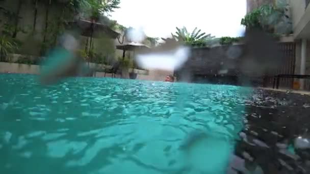 Facet Pływa Hotelowym Basenie Tropikalnym Deszczu Krople Deszczu Tworzą Smugi — Wideo stockowe