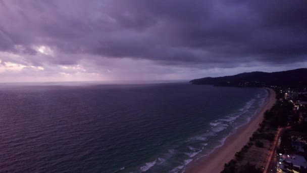 ドローンから海の上の劇的な夕日 暗い水と波のトップビュー 雲のバイオレットブルーの色 遠くにある孤独な島 ビーチだ 水上における日差しの反射 — ストック動画