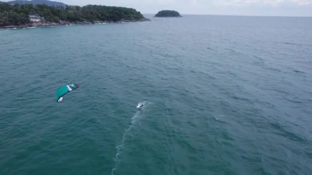 Facet Jeździ Falach Oceanu Kitesurfingu Zielona Przezroczysta Woda Żółty Piasek — Wideo stockowe