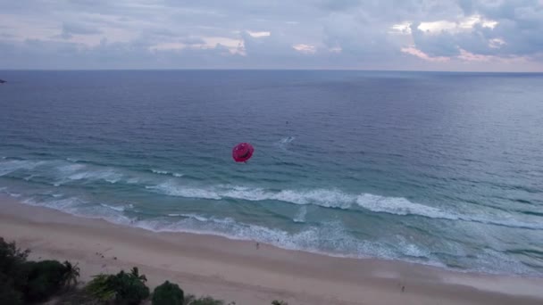 Volando Paracaídas Atado Barco Atardecer Puesta Sol Azul Violeta Nubes — Vídeos de Stock