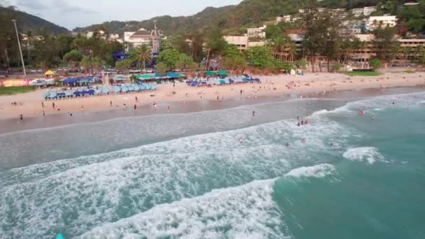 Pessoas Estão Descansar Praia Vista Drone Ondas Grandes Criam Espuma — Vídeo de Stock