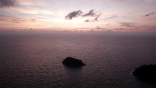 Une Île Solitaire Dresse Dans Océan Coucher Soleil Vue Depuis — Video