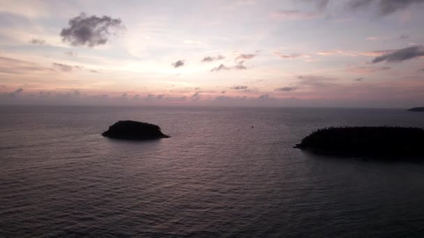 Egy Magányos Sziget Áll Óceánban Naplementekor Kilátás Drónról Kis Hullámok — Stock videók