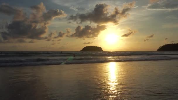 Pomarańczowy Zachód Słońca Wyspie Widokiem Morze Plażę Małe Fale Mokrym — Wideo stockowe