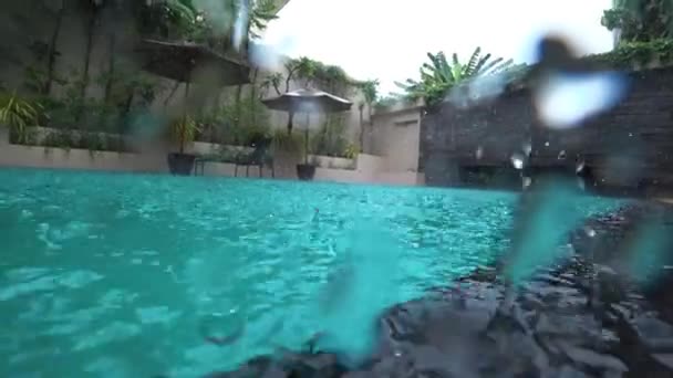 Otellerdeki Havuz Suyuna Yağmur Damlası Şiddetli Sağanak Şemsiyeli Güneş Pansiyonları — Stok video