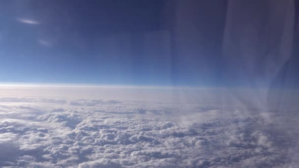 Bulutların Üzerindeki Uçağın Penceresinden Bak Perde Açılıyor Farklı Şekillerde Beyaz — Stok video