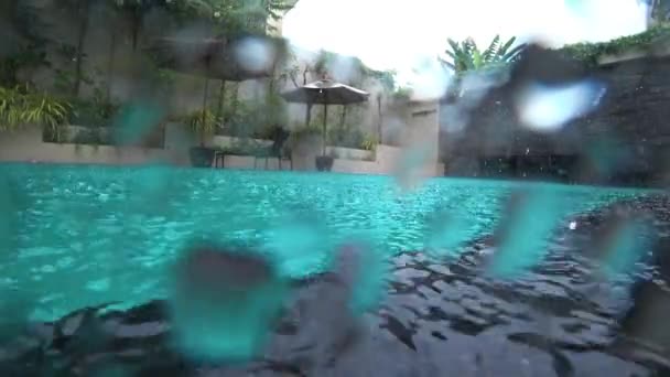Gotas Chuva Água Piscina Hotéis Uma Chuva Forte Espreguiçadeiras Com — Vídeo de Stock