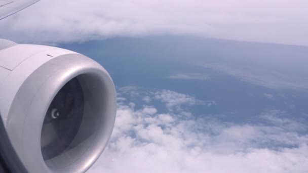 Blick Aus Dem Fenster Des Flugzeugs Auf Die Wolken Der — Stockvideo