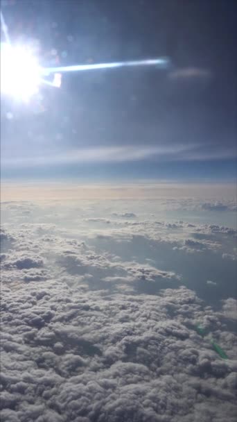 Zicht Vanuit Het Raam Van Het Vliegtuig Wolken Het Gordijn — Stockvideo