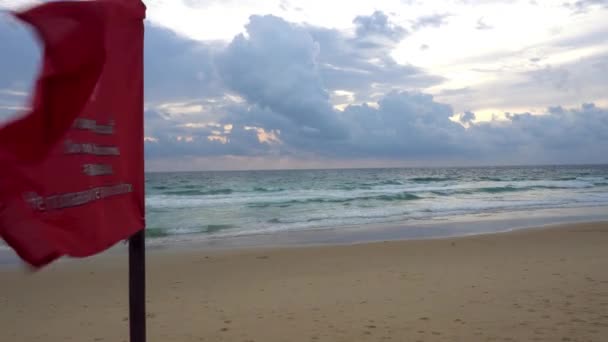 Червоний Прапор Заборона Плавання Цьому Місці Жовтий Пісок Пляжу Захід — стокове відео