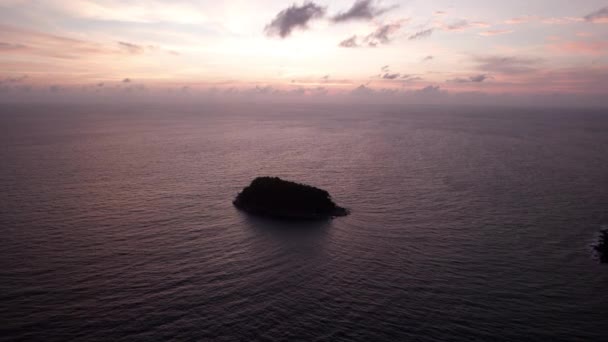 Одинокий Остров Стоит Океане Закате Вид Беспилотника Вокруг Протекают Небольшие — стоковое видео