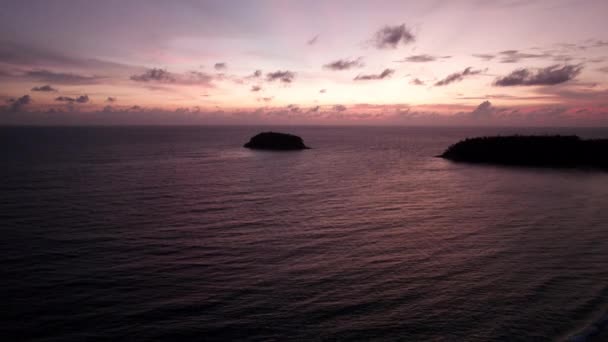 Osamělý Ostrov Stojí Při Západu Slunce Oceánu Pohled Dronu Kolem — Stock video