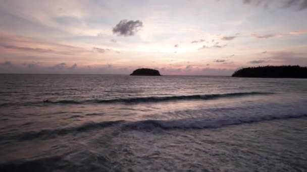 Una Isla Solitaria Encuentra Océano Atardecer Vista Desde Dron Pequeñas — Vídeos de Stock