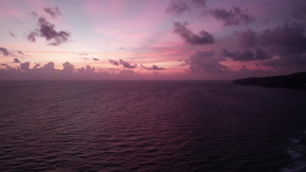Een Scharlaken Zonsondergang Met Uitzicht Zee Wolken Laatste Zonnestralen Breken — Stockvideo