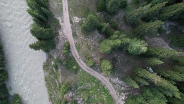 Nehir Manzarası Araba Turistler Ormandaki Yolun Yanında Bir Kamp Yeri — Stok video