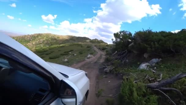 Dirija Suv Através Das Colinas Das Montanhas Carro Branco Dirige — Vídeo de Stock