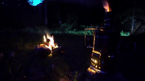 Egy Török Szamovár Éjszaka Erdőben Víz Felforr Tealevelek Tűz Zöld — Stock videók