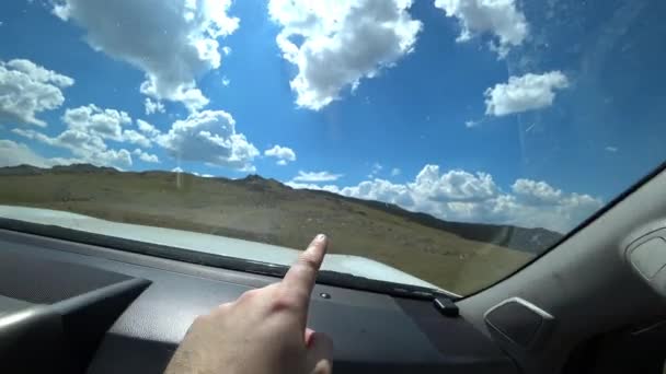 Conducir Suv Través Las Colinas Las Montañas Coche Blanco Conduce — Vídeos de Stock