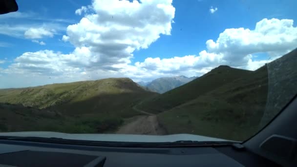 Przejedź Suv Przez Wzgórza Gór Biały Samochód Przejeżdża Przez Skały — Wideo stockowe