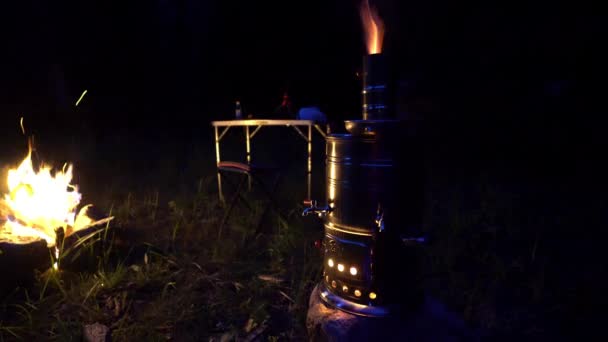 Turecki Samowar Pali Się Nocy Lesie Woda Się Gotuje Herbata — Wideo stockowe
