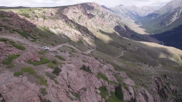4X4 Blanc Surmonte Une Route Montagne Long Une Gorge Long — Video