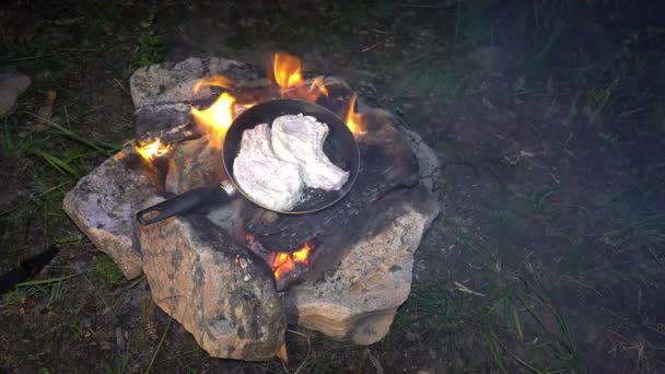 Gotują Jedzenie Ognisku Mięso Ziemniaki Przygotowuję Ogień Patelni Mięsem Steki — Wideo stockowe
