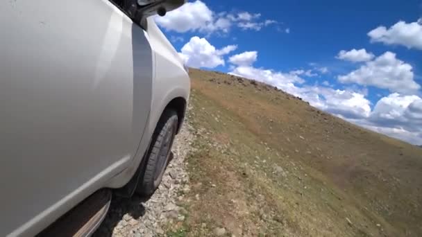Conduisez Vus Travers Les Collines Des Montagnes Une Voiture Blanche — Video