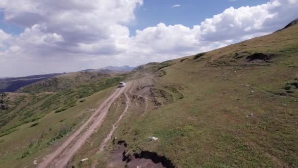 Suv Blanco Supera Una Ruta Montaña Largo Desfiladero Largo Del — Vídeos de Stock