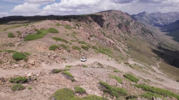 Білий Позашляховик Долає Гірський Маршрут Вздовж Ущелини Вздовж Річки Зелені — стокове відео