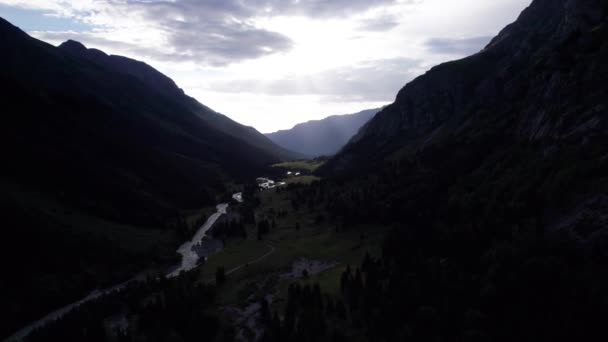 Krásný Západ Slunce Výhledem Zelenou Rokli Řeku Jehličnaté Stromy Lesy — Stock video