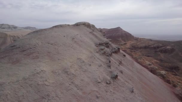 Kolorowe Wysokie Góry Kanion Gliny Duży Wąwóz Różnymi Skałami Różnymi — Wideo stockowe